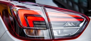 OpelのCrossland XのテールライトカバーでHELLA社の採用。ランプに鮮やかな赤を 表現出来ることで外観デザインが向上。併せて、優れた拡散効果により、LED光源を ライトカバーに、より近づけて配置が可能となり、モジュールの小型化により、トラ ンクスペースを大きくすることが出来た。